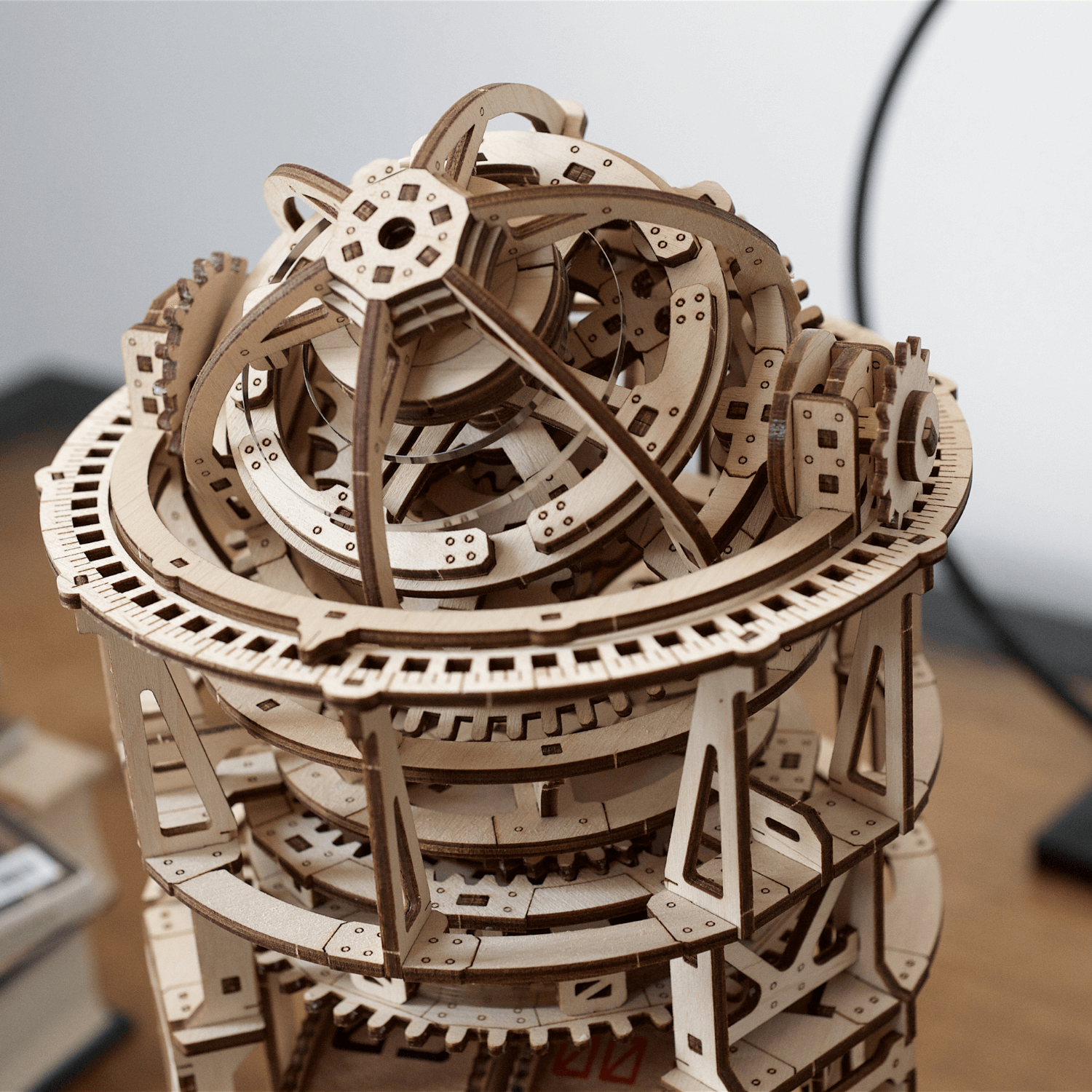 Horloge de table Tourbilllon Guetteur d'étoiles-Puzzle mécanique en bois-Ugears--