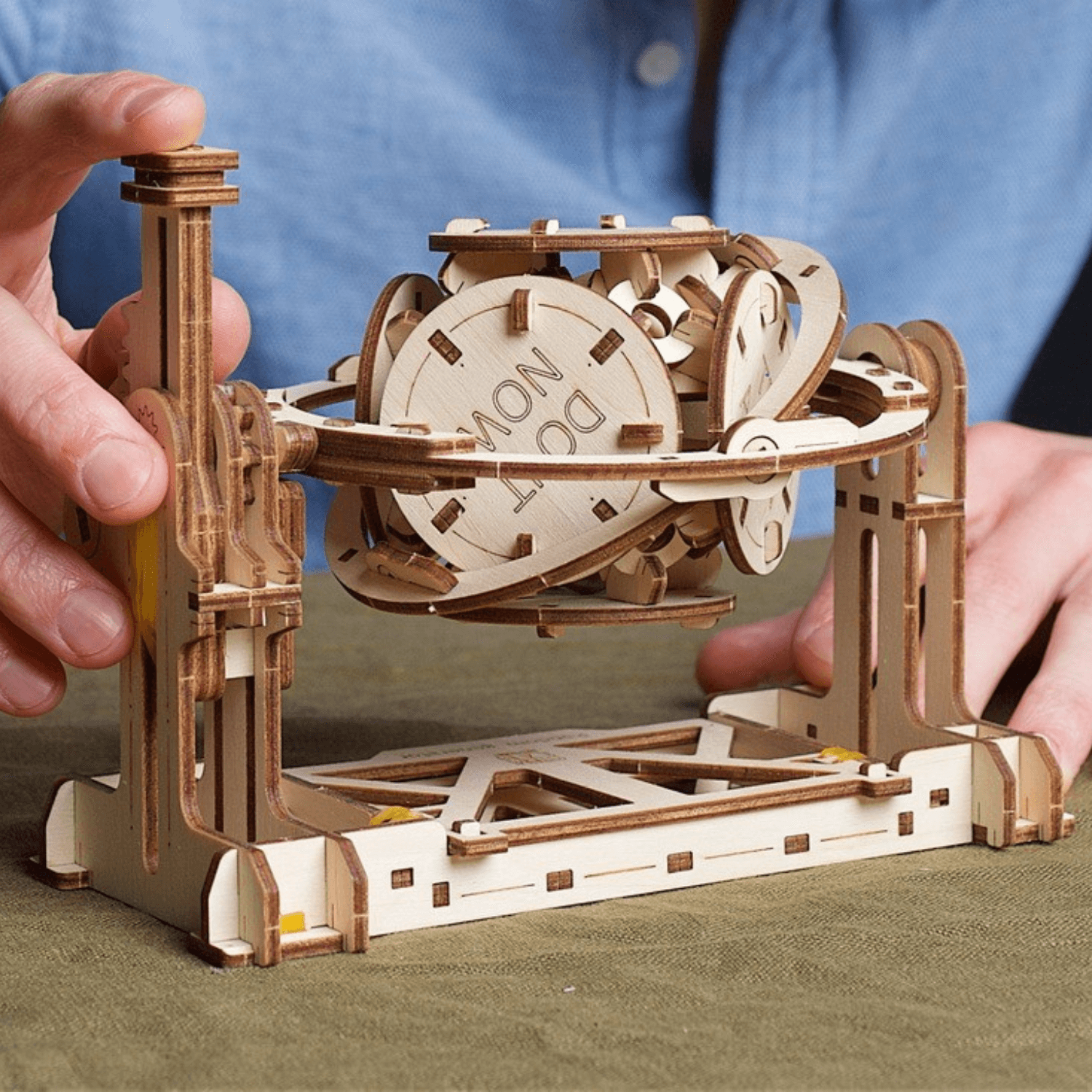 Willekeurige mechanische houten puzzel Ugears--